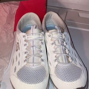 Women’s new sketchers memory foam shoes 8 1/2